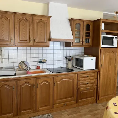 Centre De : 2 Chambres, Balcon Sud, Et Commerces A Proximite - Fr-1-482-112 Appartement