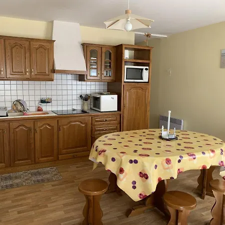 Centre De : 2 Chambres, Balcon Sud, Et Commerces A Proximite - Fr-1-482-112 Daire *