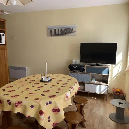 Centre De : 2 Chambres, Balcon Sud, Et Commerces A Proximite - Fr-1-482-112 Daire *