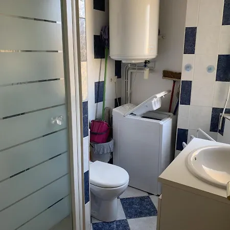 Centre De : 2 Chambres, Balcon Sud, Et Commerces A Proximite - Fr-1-482-112 Daire